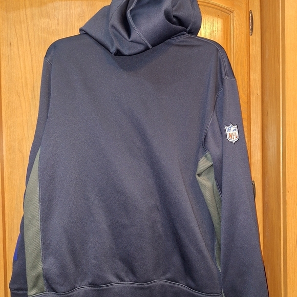 A Nike Therma-fit official NFL Chicago Bears hoodie in a men's size medium. - Picture 6 of 7